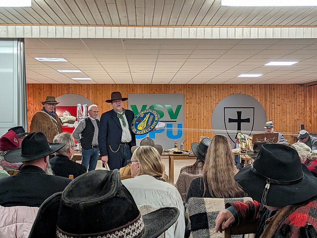Siegerehrung: Vorne im Saal wird eine Scheibe mit dem SPU-Logo präsentiert
